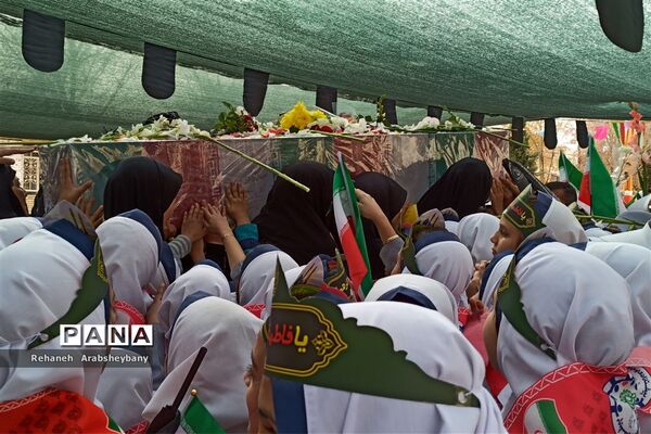 حماسه بی‌بدیل دانش‌آموزان شهرستان آباده در تشییع پیکر مطهر شهید گمنام