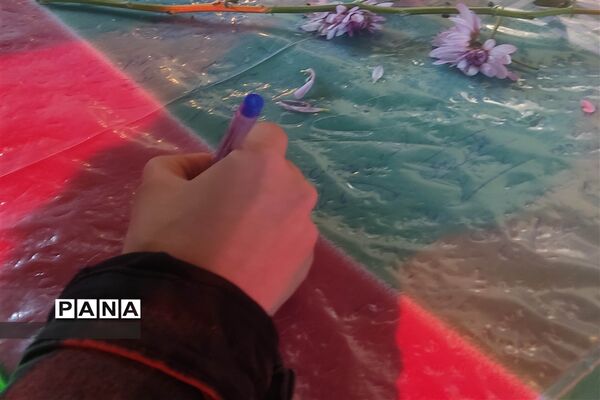 وداع دانش‌آموزان دختر و پسر زنجانی با پیکر شهید گمنام