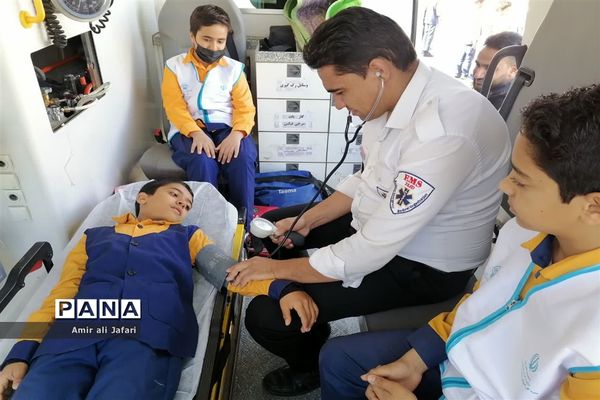 آموزش کمک‌های اولیه و اطفای حریق به دانش‌آموزان پیشتاز