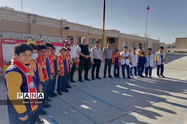 آموزش کمک‌های اولیه و اطفای حریق به دانش‌آموزان پیشتاز