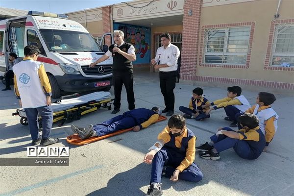 آموزش کمک‌های اولیه و اطفای حریق به دانش‌آموزان پیشتاز