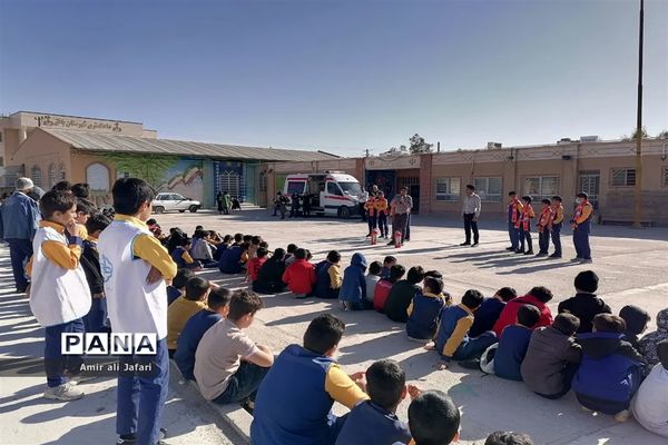 آموزش کمک‌های اولیه و اطفای حریق به دانش‌آموزان پیشتاز