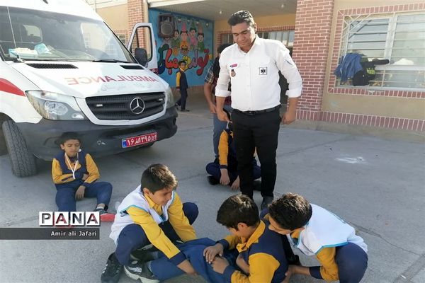 آموزش کمک‌های اولیه و اطفای حریق به دانش‌آموزان پیشتاز