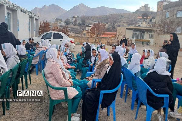 بازدید دانش‌آموزان مدارس فیروزکوه از نمایشگاه یاس کبود واقع در حوزه علمیه حضرت رقیه (س)