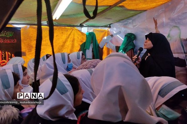 بازدید دانش‌آموزان مدارس فیروزکوه از نمایشگاه یاس کبود واقع در حوزه علمیه حضرت رقیه (س)