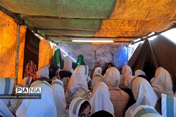 بازدید دانش‌آموزان مدارس فیروزکوه از نمایشگاه یاس کبود واقع در حوزه علمیه حضرت رقیه (س)