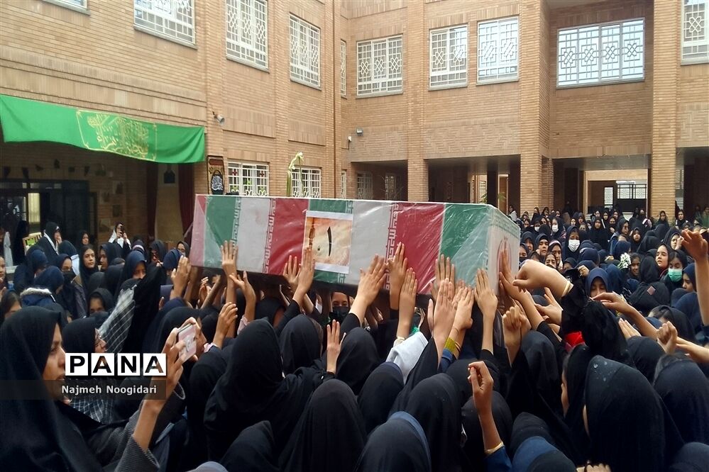 تشییع شهید گمنام توسط دانش‌آموزان دبیرستان قاسم سلیمانی٣