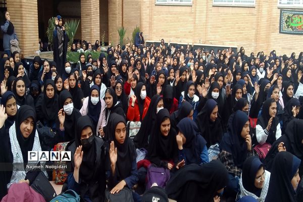 تشییع شهید گمنام توسط دانش‌آموزان دبیرستان قاسم سلیمانی٣