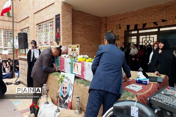 تشییع شهید گمنام توسط دانش‌آموزان دبیرستان قاسم سلیمانی٣