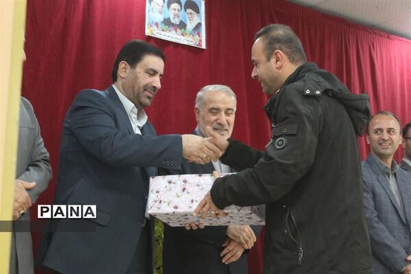 تجلیل از برگزیدگان جشنواره و‌ مسابقات آموزش و پرورش در گلوگاه