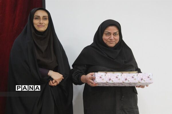 تجلیل از برگزیدگان جشنواره و‌ مسابقات آموزش و پرورش در گلوگاه