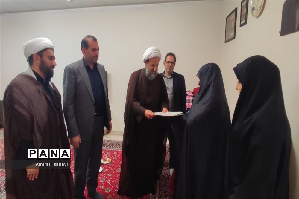 دیدار مسئولان با خانواده شهدای شهرستان‌ قرچک