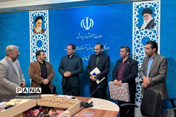 تکریم و تقدیر از دانشجو‌معلمان نو ورود در اداره آموزش و پرورش بهارستان‌دو