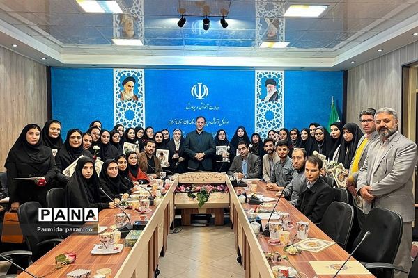 تکریم و تقدیر از دانشجو‌معلمان نو ورود در اداره آموزش و پرورش بهارستان‌دو