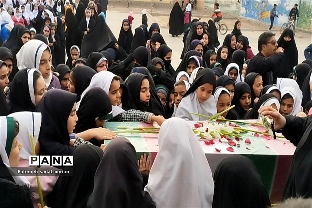 مراسم استقبال از شهید گمنام در دبستان شهید کامجو منطقه تبادکان