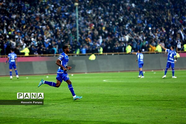 دیدار تیم‌های فوتبال استقلال و پرسپولیس