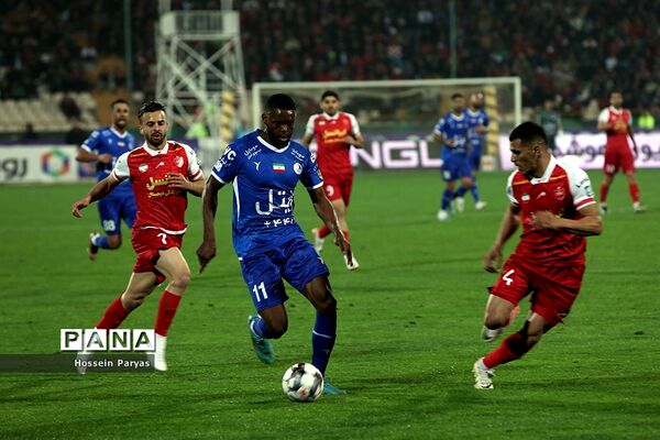 دیدار تیم‌های فوتبال استقلال و پرسپولیس