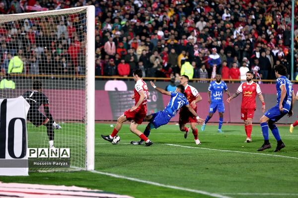 دیدار تیم‌های فوتبال استقلال و پرسپولیس
