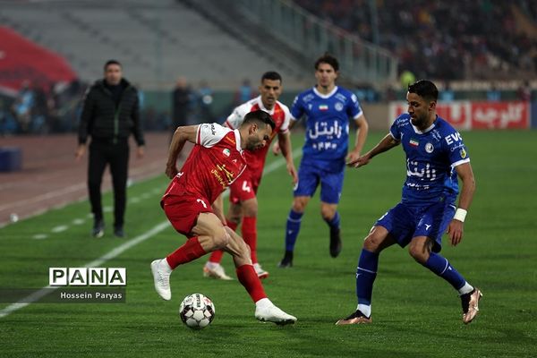 دیدار تیم‌های فوتبال استقلال و پرسپولیس