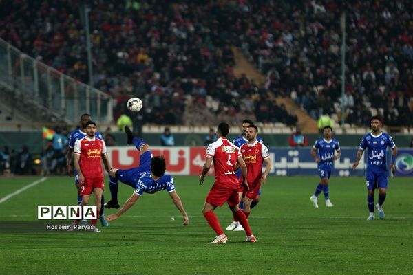دیدار تیم‌های فوتبال استقلال و پرسپولیس