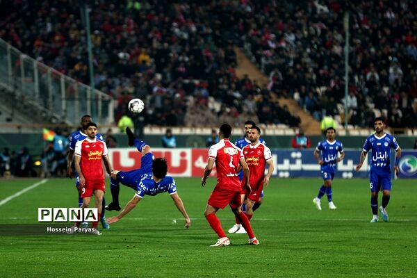 دیدار تیم‌های فوتبال استقلال و پرسپولیس