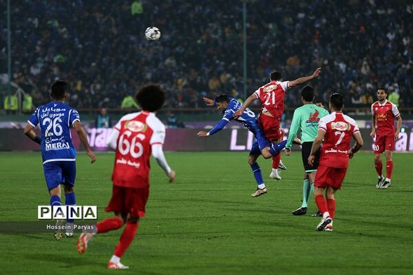 دیدار تیم‌های فوتبال استقلال و پرسپولیس