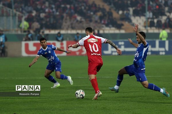 دیدار تیم‌های فوتبال استقلال و پرسپولیس