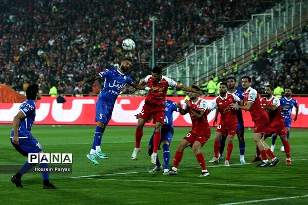 دیدار تیم‌های فوتبال استقلال و پرسپولیس