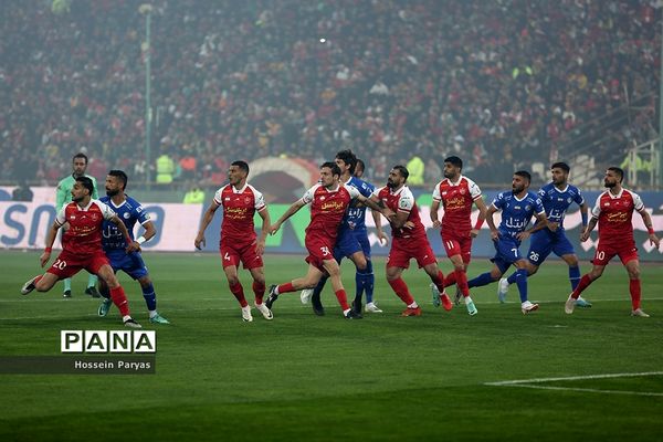 دیدار تیم‌های فوتبال استقلال و پرسپولیس