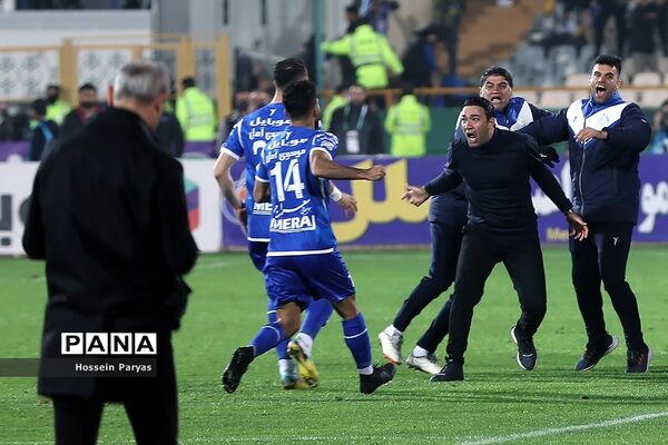 دیدار تیم‌های فوتبال استقلال و پرسپولیس