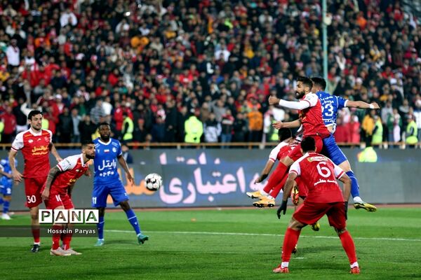 دیدار تیم‌های فوتبال استقلال و پرسپولیس