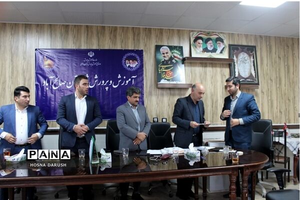 اولین جلسه کمیته توسعه، هماهنگی و پشتیبانی در شهرستان صالح‌آباد