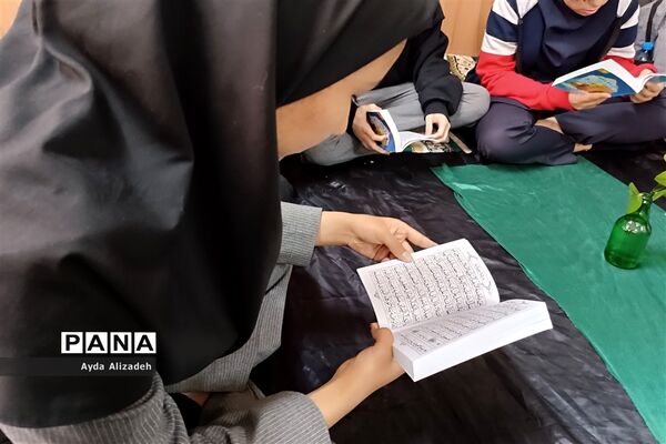 محفل انس با قرآن در دبیرستان ربابه طاهباز ناحیه ۵