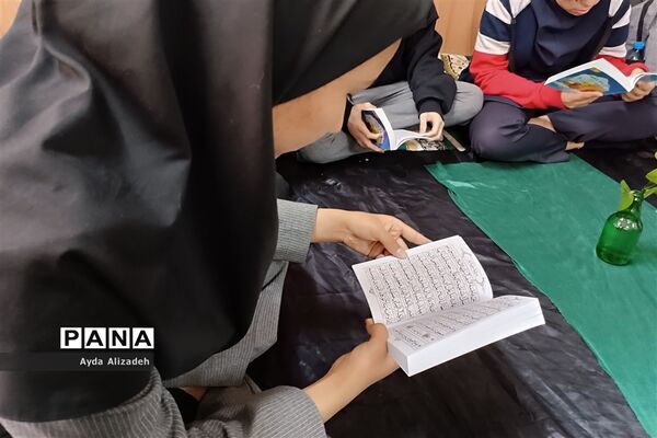 محفل انس با قرآن در دبیرستان ربابه طاهباز ناحیه ۵