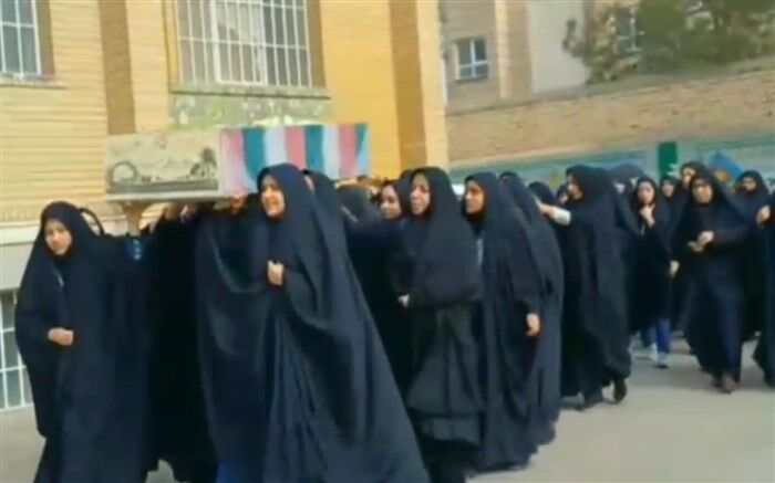 تجدید میثاق دانش‌آموزان دبیرستان امامت قم با شهید گمنام/ فیلم