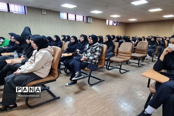 برگزاری مراسم شهادت حضرت فاطمه زهرا(س) در دبیرستان فرهنگ ۱۳