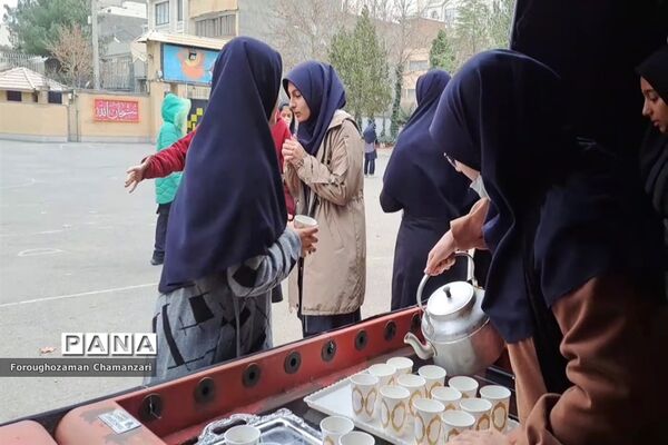 خادمی دانش‌آموزان در موکب فاطمی دبیرستان مهشید مصلی‌نژاد
