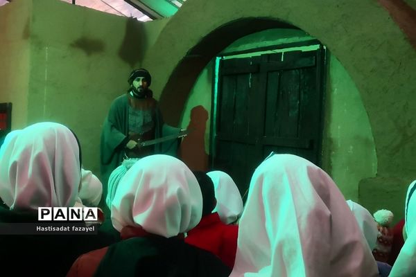 بازدید دانش‌آموزان دماوندی از نمایشگاه حدیث غربت دماوند