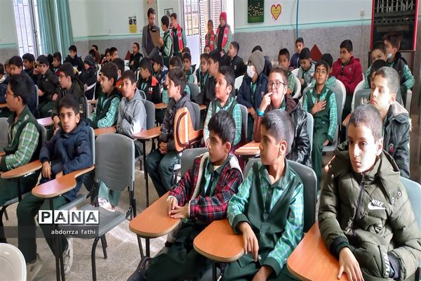 اجرای طرح لاله‌های روشن در مدارس شهرستان  دلیجان