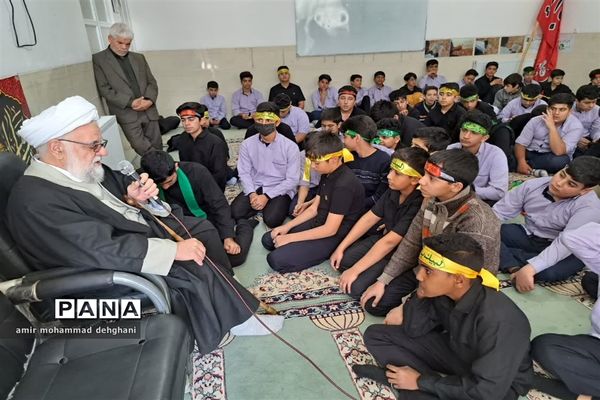 پای درس‌های فاطمیِ امام جمعه شهر