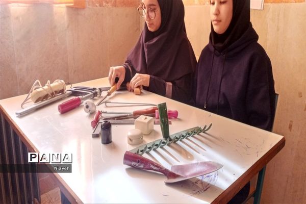 برگزاری مسابقه به‌مناسبت هفته‌ی‌ کارگاه در آموزشگاه نوشین بختیاری جوادآباد