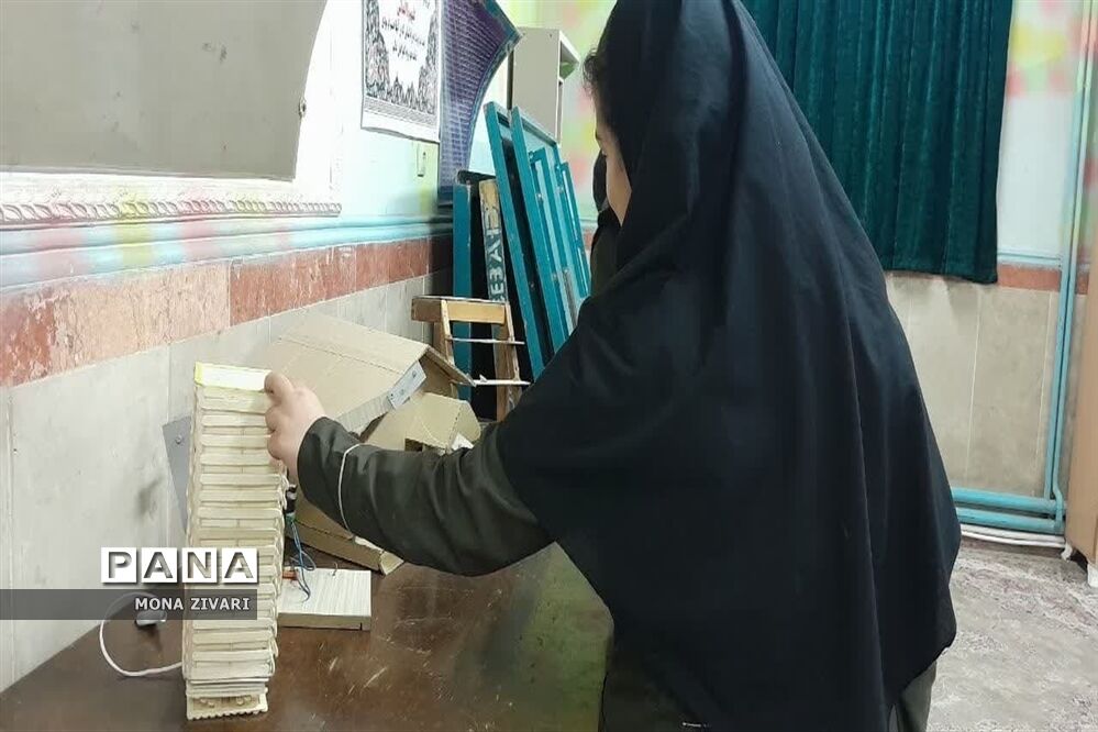 نمایشگاه پژوهشی در آموزشگاه حاج رضا اسماعیل ناحیه یک بهارستان