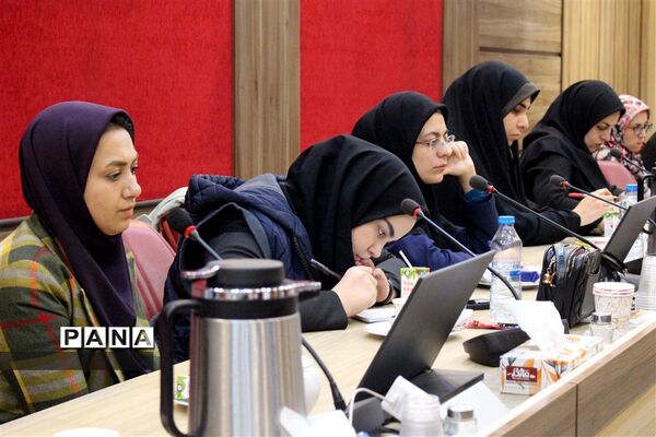 نشست تخصصی گروه‌های آموزشی مشاوران مناطق شهرستان‌های استان تهران