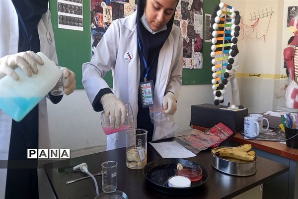 نمایشگاه دست‌ سازه‌های دانش‌آموزان در دبیرستان استعدادهای درخشان،فرزانگان شهر قدس