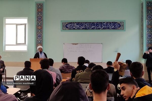 برگزاری کارگاه‌های تخصصی هفته پژوهش در دبیرستان ابن‌سینا رودهن