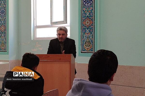 برگزاری کارگاه‌های تخصصی هفته پژوهش در دبیرستان ابن‌سینا رودهن