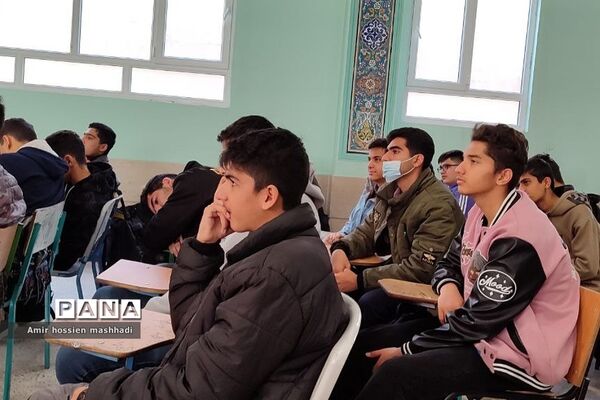 برگزاری کارگاه‌های تخصصی هفته پژوهش در دبیرستان ابن‌سینا رودهن