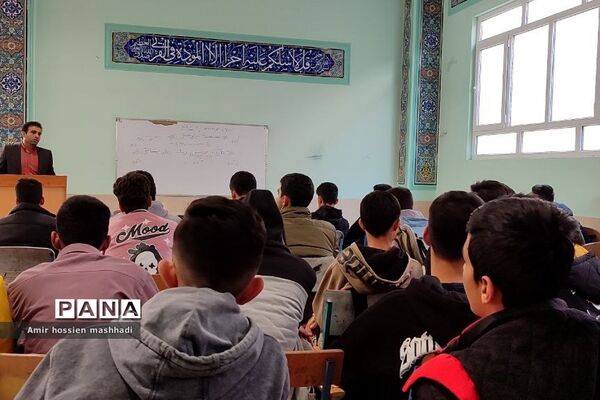 برگزاری کارگاه‌های تخصصی هفته پژوهش در دبیرستان ابن‌سینا رودهن