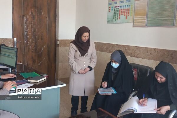 بازدید کارشناس فرهنگی و هنری و قرآن رودهن از روند فعالیت‌های پرورشی مدارس