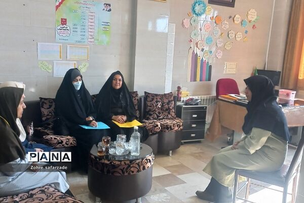 بازدید کارشناس فرهنگی و هنری و قرآن رودهن از روند فعالیت‌های پرورشی مدارس